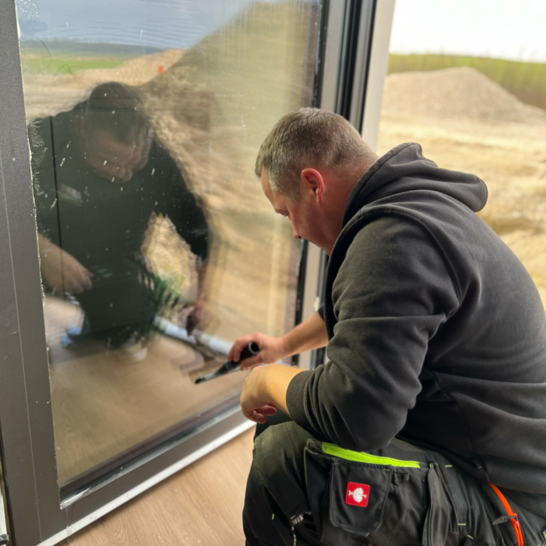 Christian Hopfgarten bei der Reinigung eines bodentiefen Fensters Christian Hopfgarten bei der Reinigung eines bodentiefen Fensters